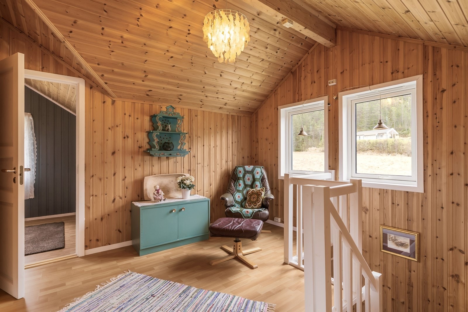 Eget trapperom i 2. etasje med gode arealer, som gir mulighet for å etablere en hyggelig sittegruppe. Galleribilde
