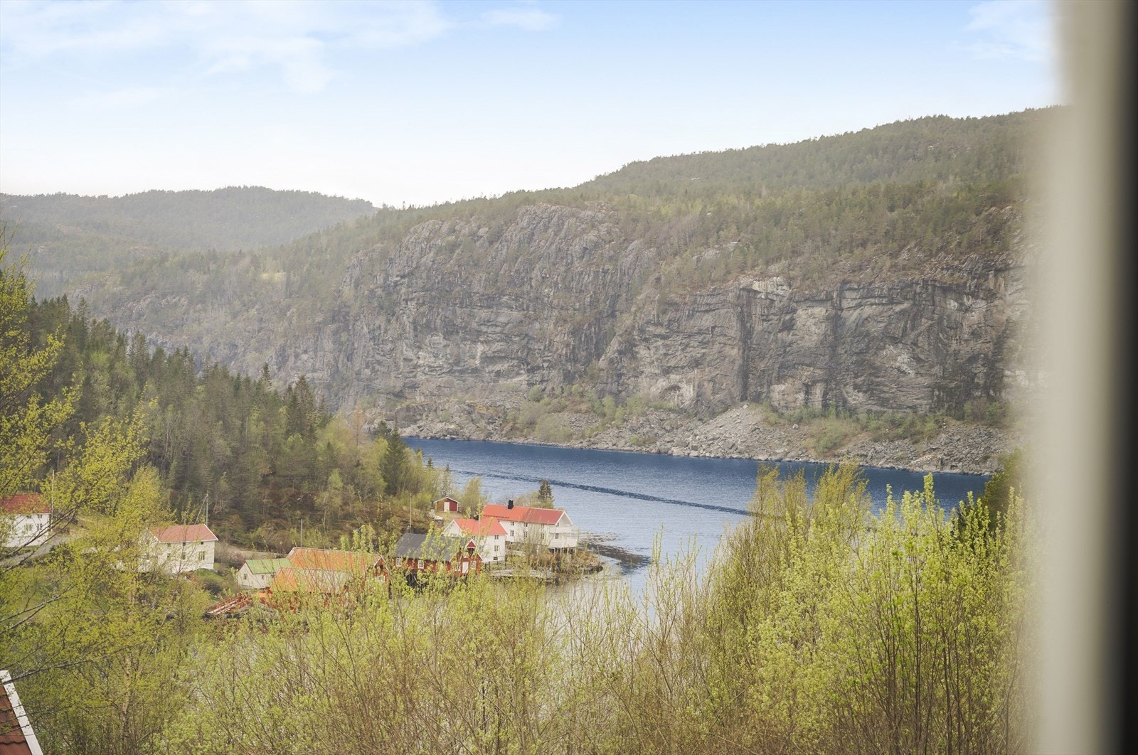 Fra soverommet kan du nyte en fantastisk utsikt utover Nordfjorden, som gir en rolig og naturnær ramme rundt hverdagen. Galleribilde