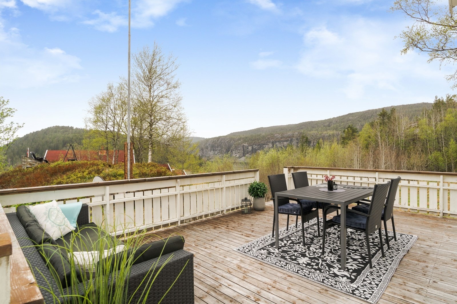 Fra stuen er det utgang til en romslig terrasse på ca. 50m², dette gir gode muligheter for utemøbler, sosialt samvær og avslapning utendørs. Galleribilde