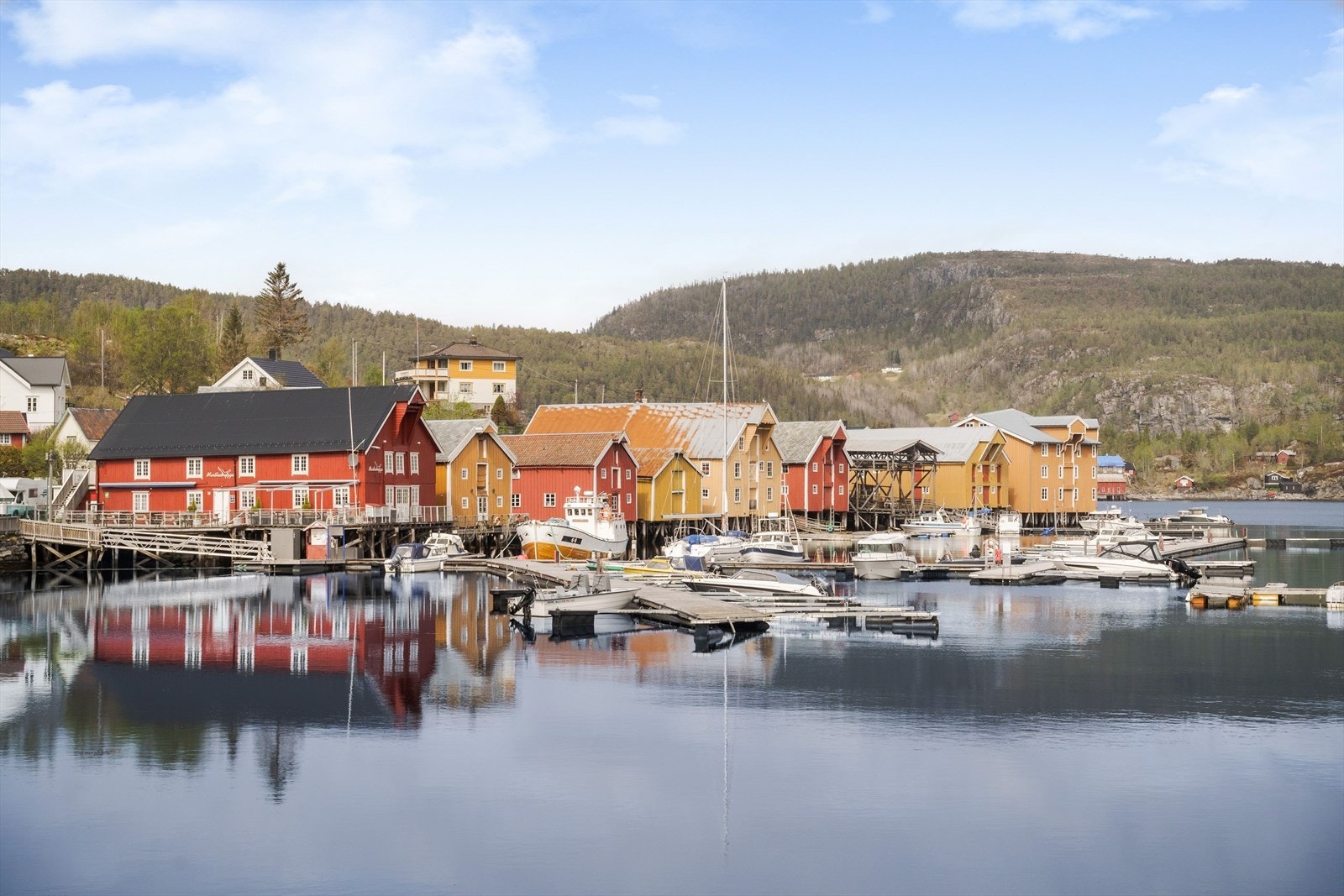 Småbåthavn i Råkvåg sentrum. Galleribilde