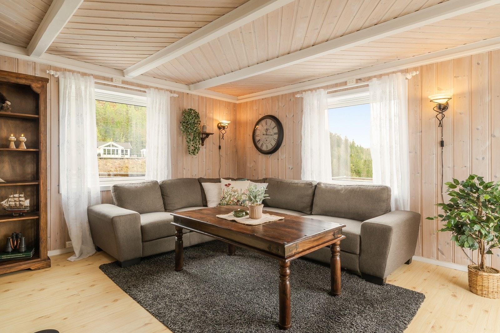 Her har du vindusposter som gir rikelig med lysinnslipp, kombinert med vakre detaljer i himlingen som tilfører rommet karakter og et elegant uttrykk. Galleribilde