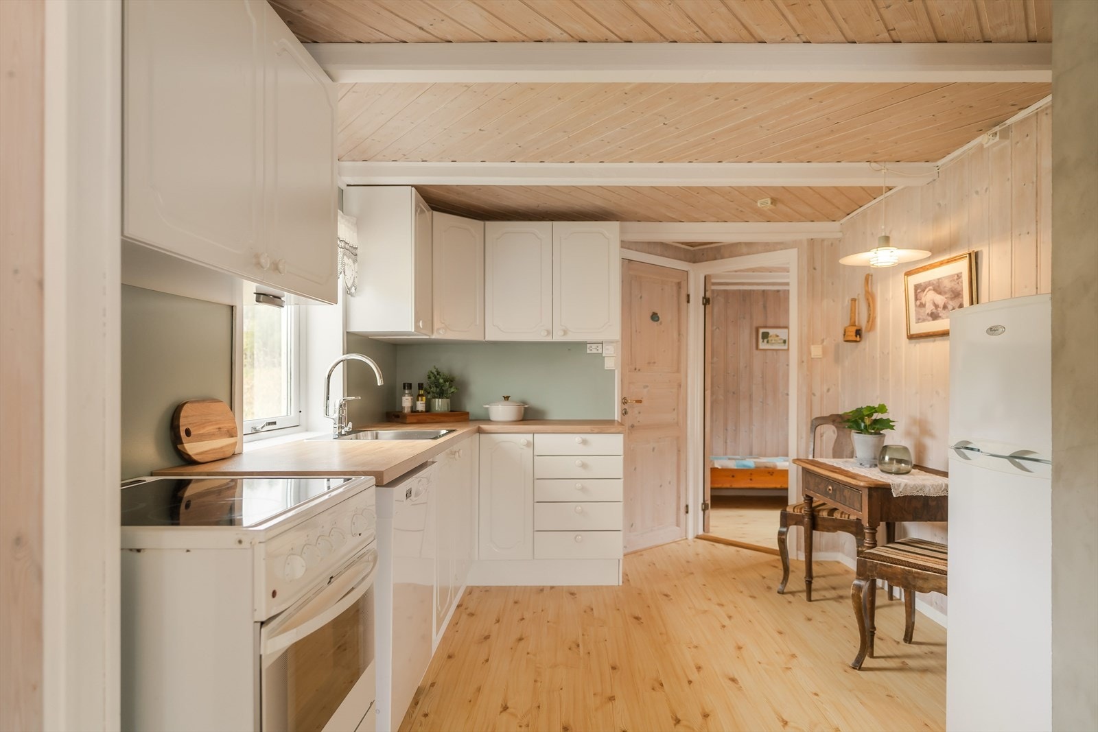 Boligens kjøkken er på ca. 10m² med plass til et lite spisebord, dette skaper en hyggelig og sosial sone for hverdagsmåltider. Galleribilde