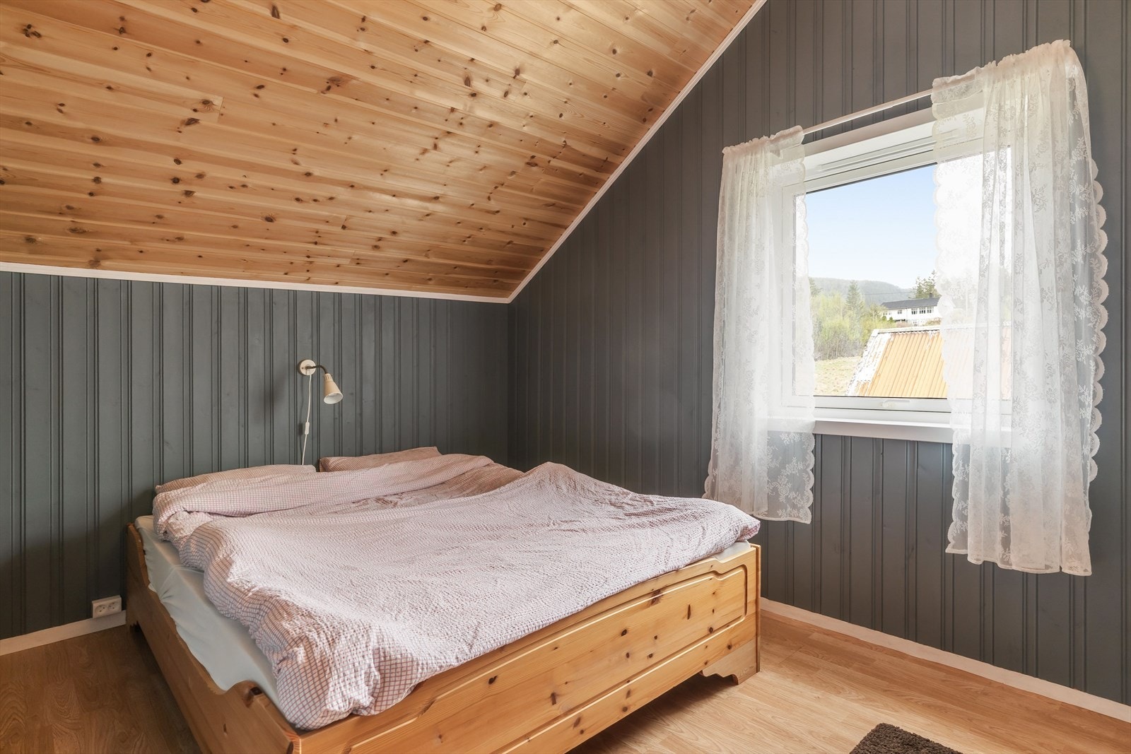 Gode lysforhold på soverommene gir en lys og trivelig atmosfære som bidrar til en behagelig romfølelse gjennom hele dagen. Galleribilde