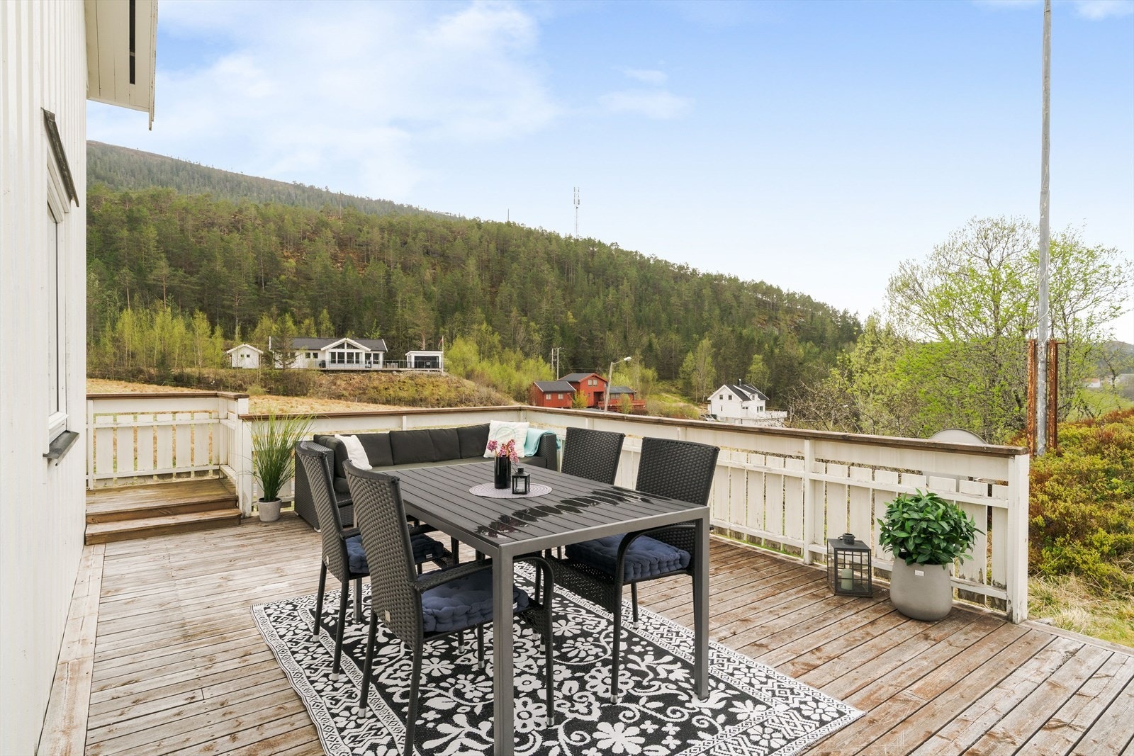Terrassen byr på flere gode møbleringsmuligheter og legger til rette for å følge solen gjennom dagen, noe som gjør den til en attraktiv uteplass fra morgen til kveld. Galleribilde