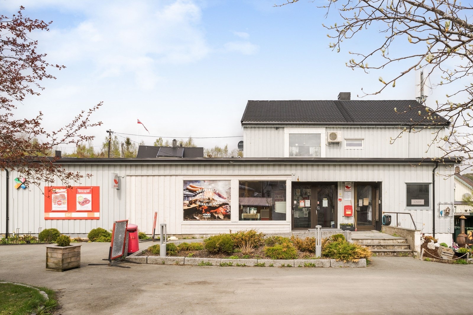 I Råkvåg sentrum finner du dagligvarebutikk og flere restauranter. Galleribilde