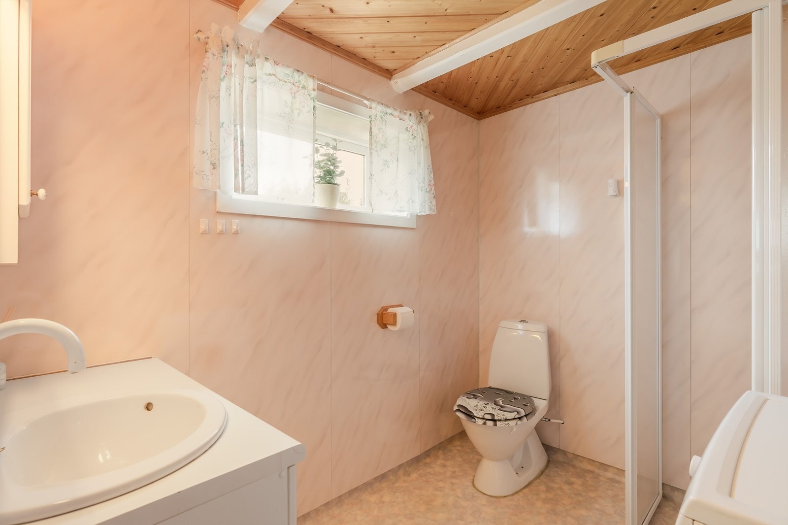 Bad med WC, dusjhjørne, servant med underskap, speil og opplegg for vaskemaskin - en funksjonell løsning med det du trenger i hverdagen. Galleribilde