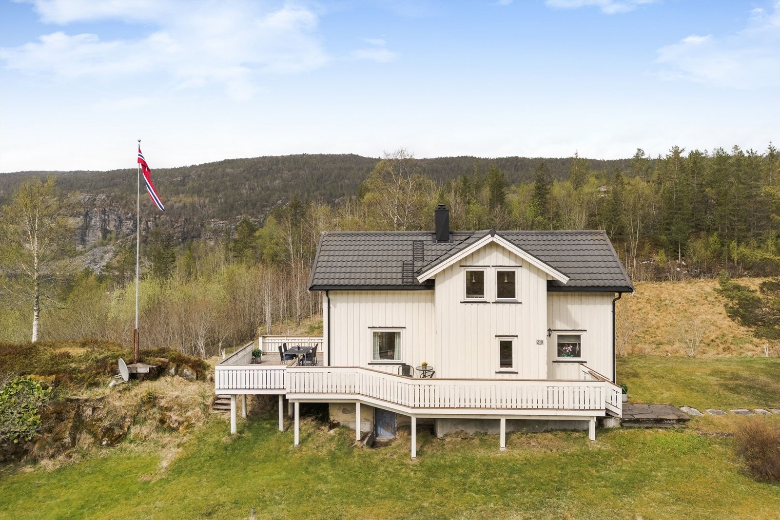 Aktiv Eiendomsmegling har gleden av å presentere Nordfjordveien 210! Foto: Vidar Alvik v/ Grattis Foto. Galleribilde