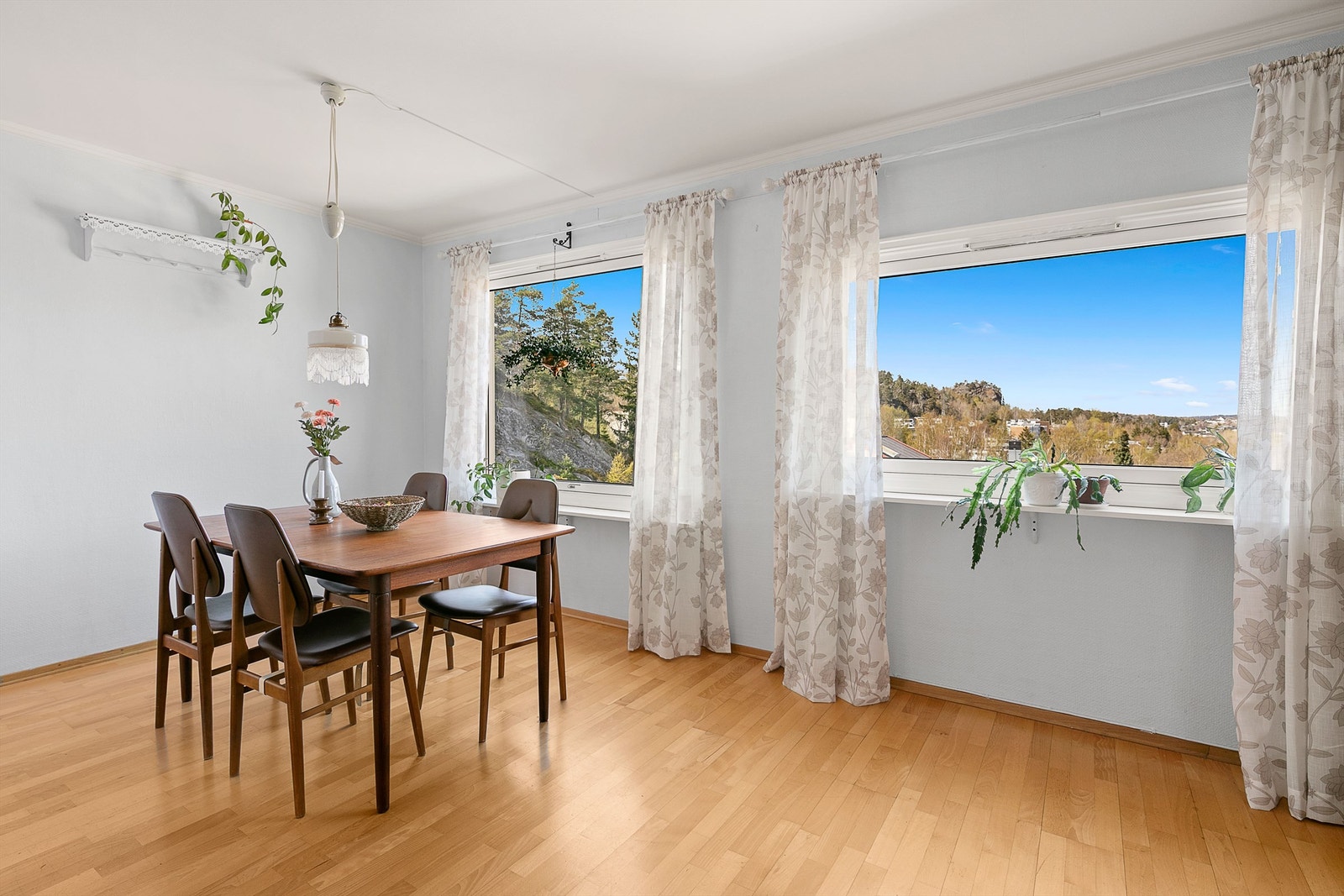 Spiseplassen er en del av det romslige kjøkkenet, med utsikt og godt dagslys fra vinduer. Galleribilde