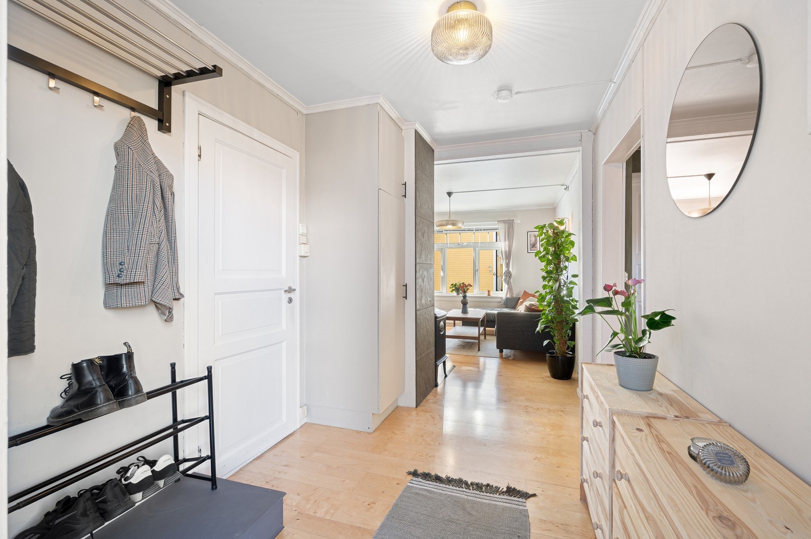 Romslig entré med god plass til yttertøy og sko, som gir et ryddig og innbydende førsteinntrykk. Galleribilde