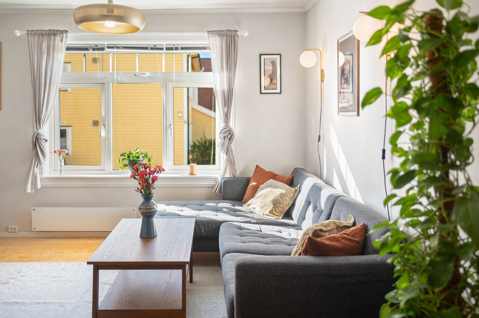 Lys og innbydende stue med store vindusflater som slipper inn rikelig med naturlig lys. Galleribilde