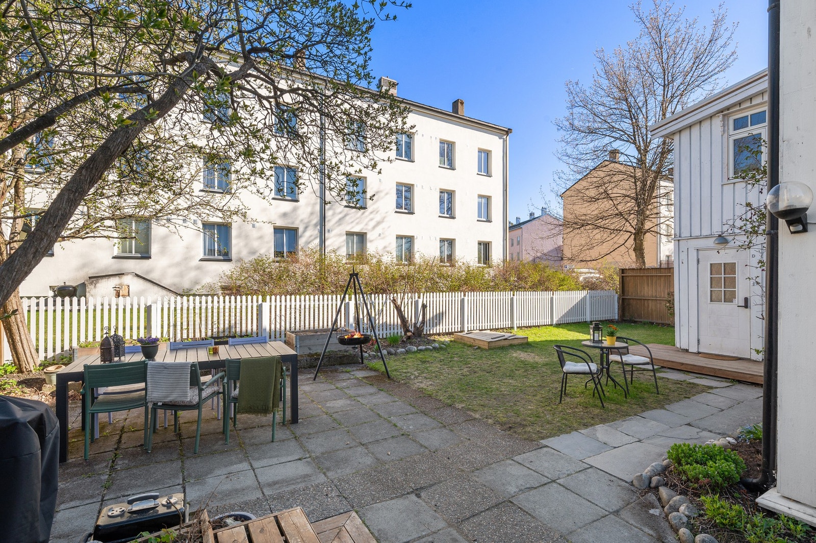 Skjermet hage med god plass til både sittegrupper og sosiale sammenkomster. Galleribilde
