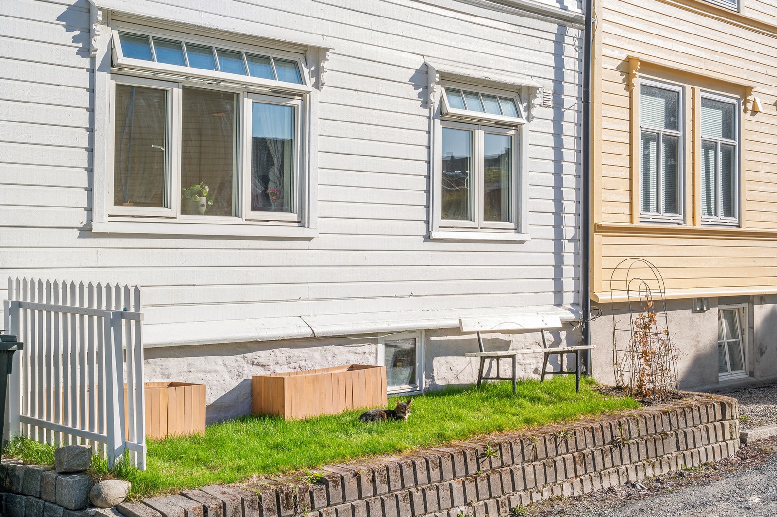 Hyggelig uteareal med plen og gode solforhold, perfekt for rolige stunder utendørs. Galleribilde