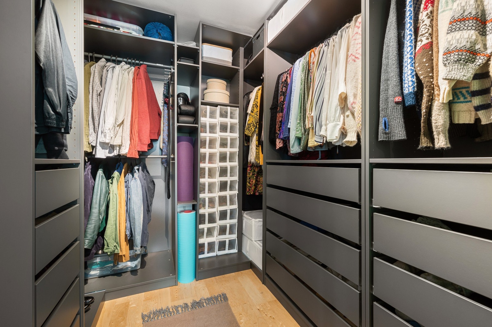 Walk-in garderobe med smarte løsninger som gir god orden og enkel tilgang til garderoben. Galleribilde