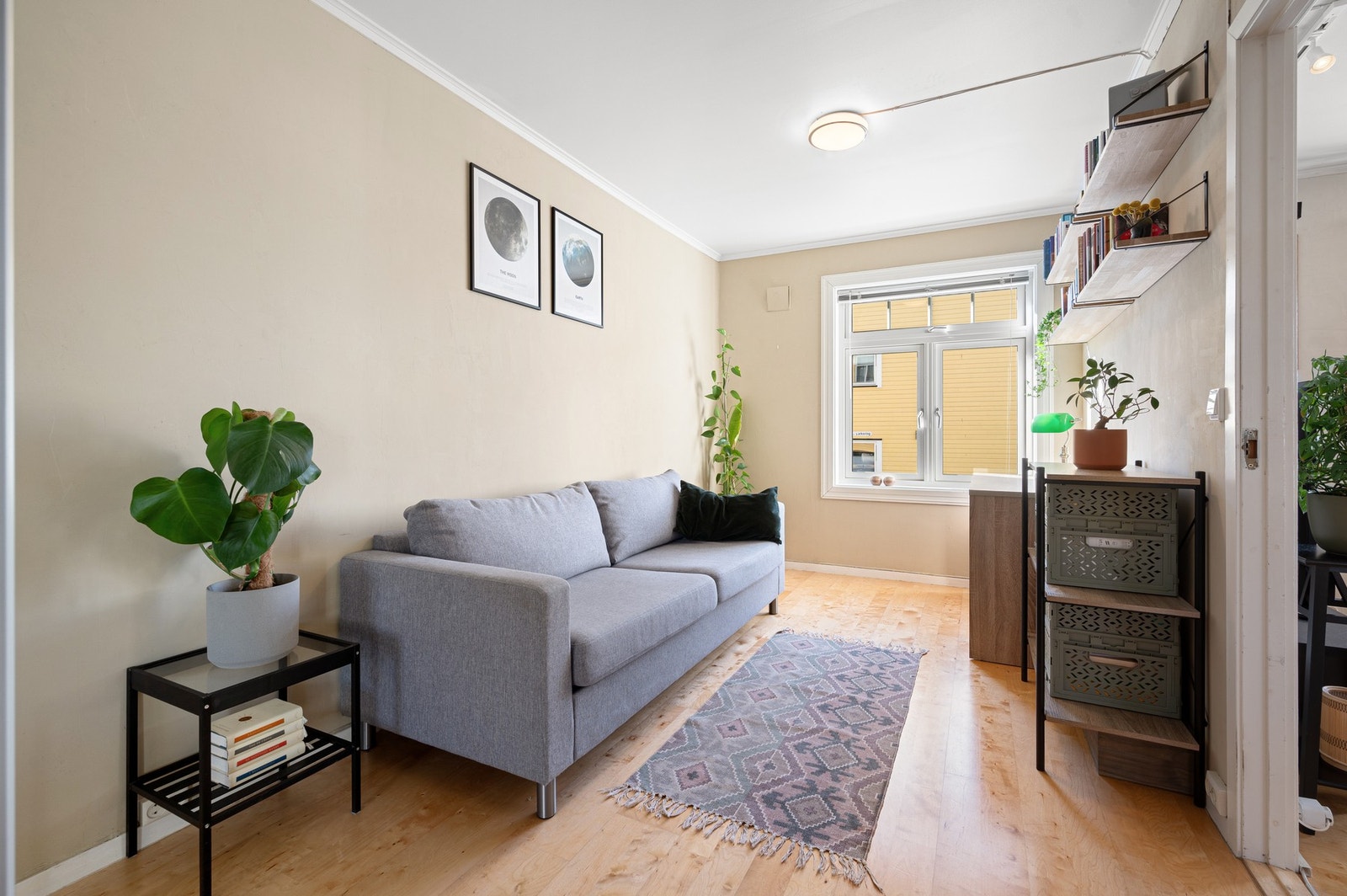 Hyggelig soverom med gode lysforhold og fleksible bruksmuligheter. Galleribilde