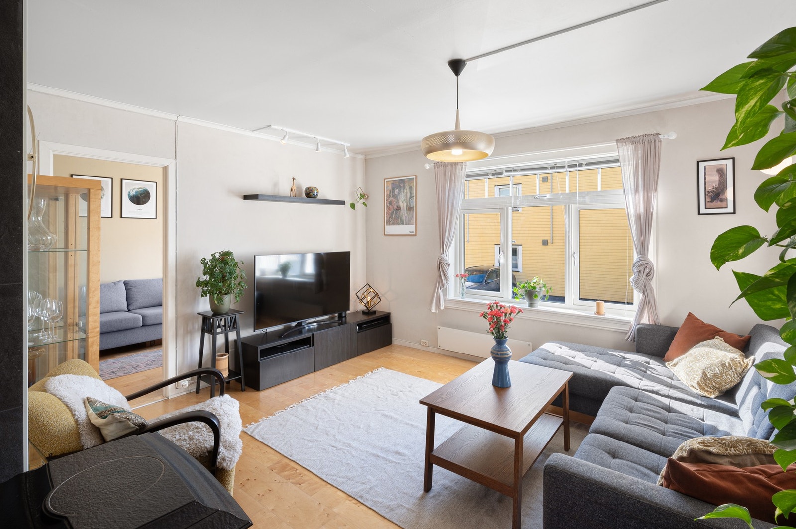 Stuen har god plass til sofakrok samt oppbevaringsmuligheter. Galleribilde