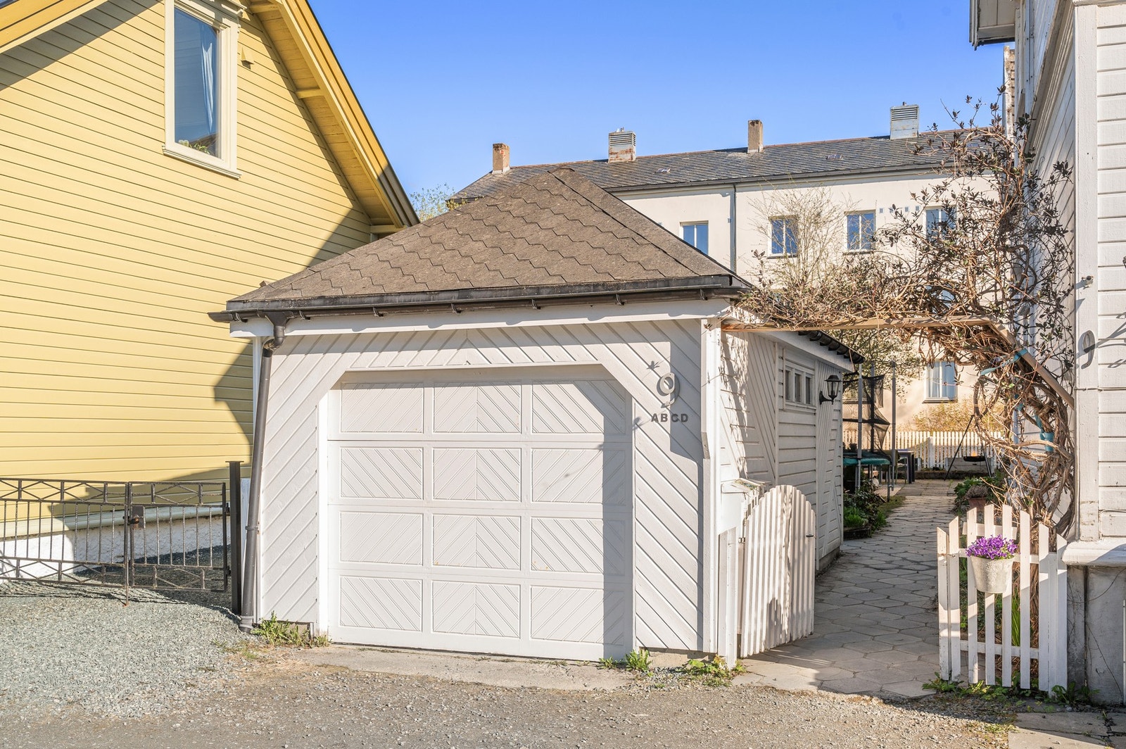 Borettslaget disponerer en felles garasje som brukes til oppbevaring av sykler mm.
Soneparkering i området. Galleribilde