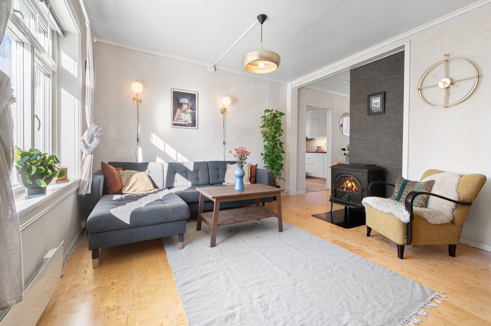 Her får du en leilighet på romslige 63 m² BRA med umiddelbar nærhet til "alt" av service tilbud man trenger i hverdagen. Galleribilde