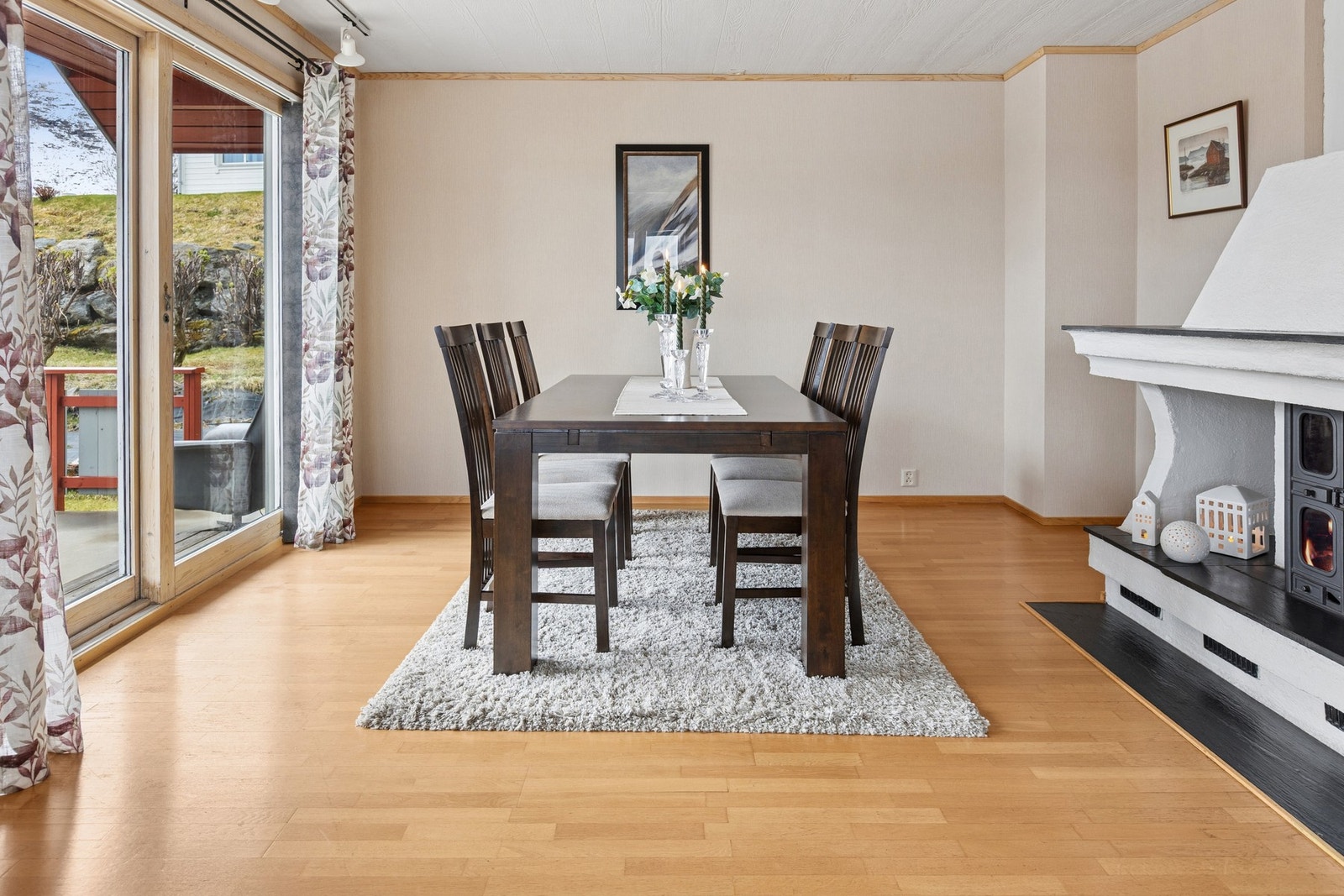 Adkomst veranda, ca 58 kvm, med skyvedør fra stue. Galleribilde