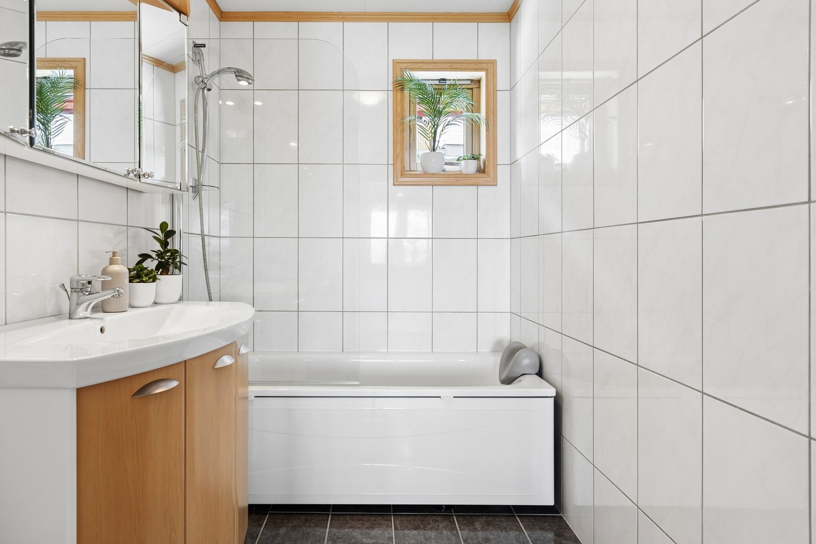 Badet har badekar, toalett og innredning. Galleribilde
