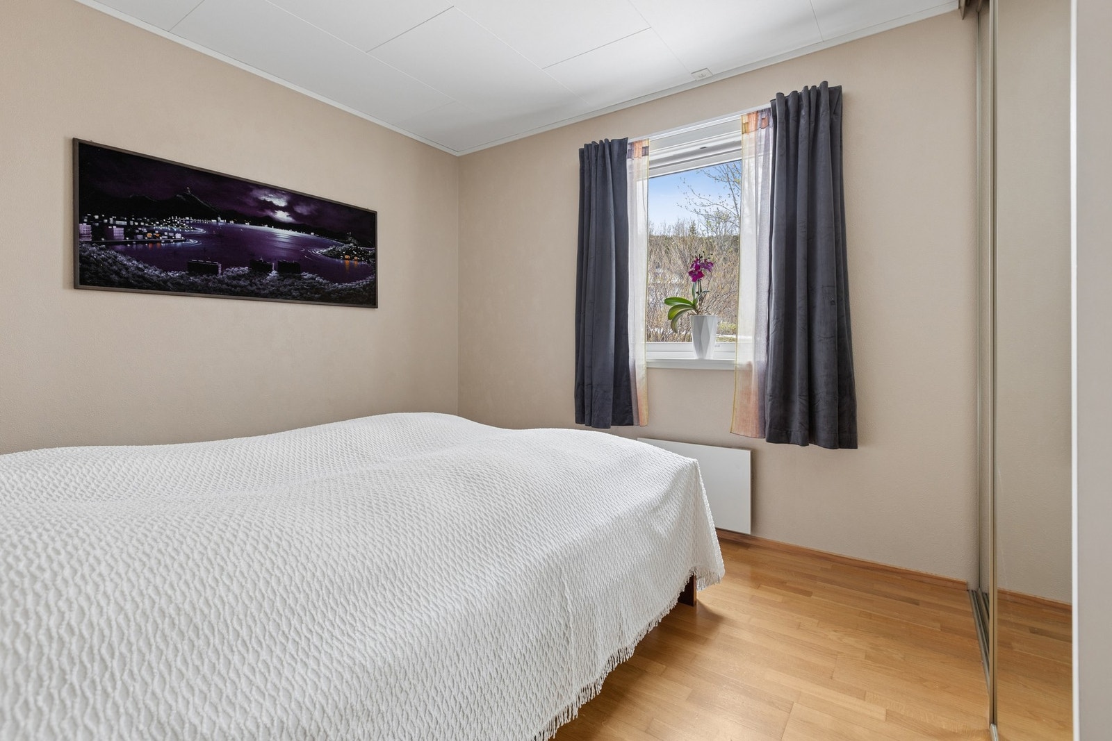 Hovedsoverom i hovedplan med skyvedørsgarderobe. Galleribilde
