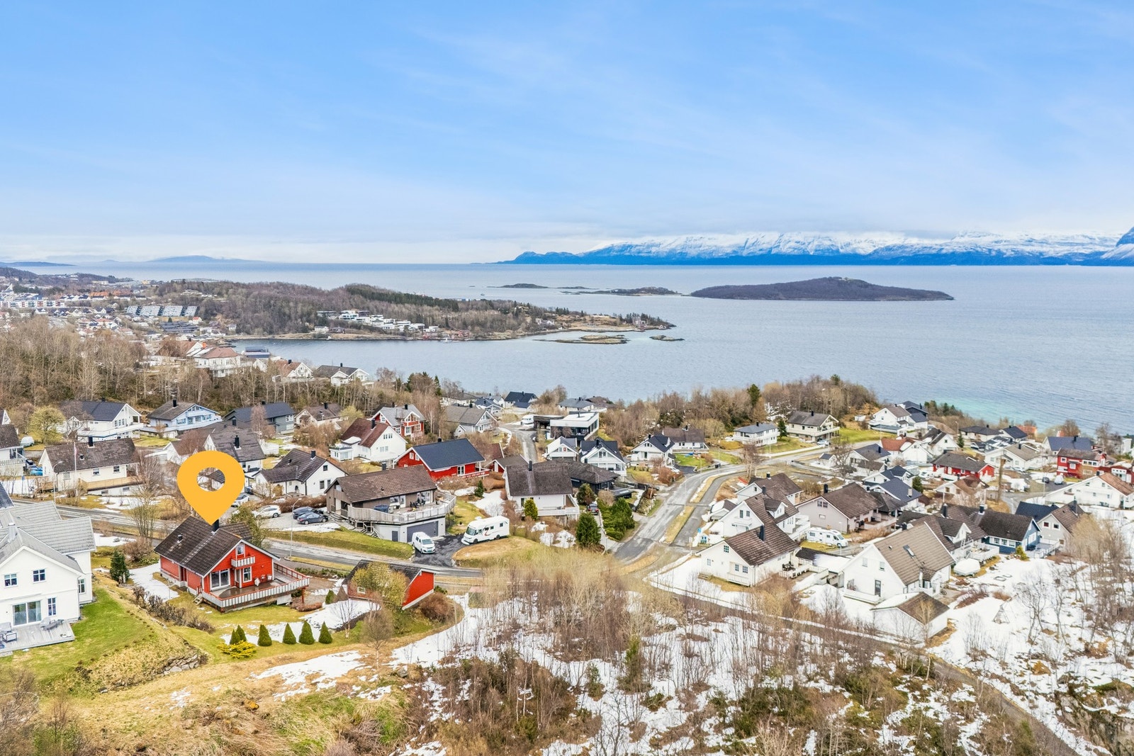 Avdelingsleder/Eiendomsmegler Øyvind Guldhaugen presenterer Klubbåsveien 33! Foto: EFKT Galleribilde