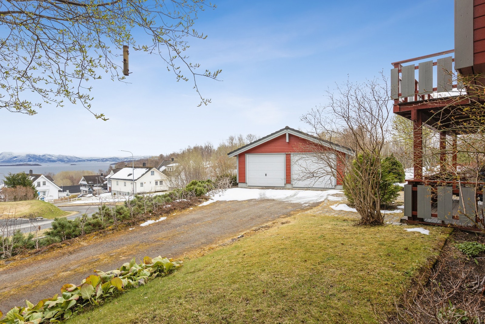 Det er god parkeringskapasitet på eiendommen. Galleribilde
