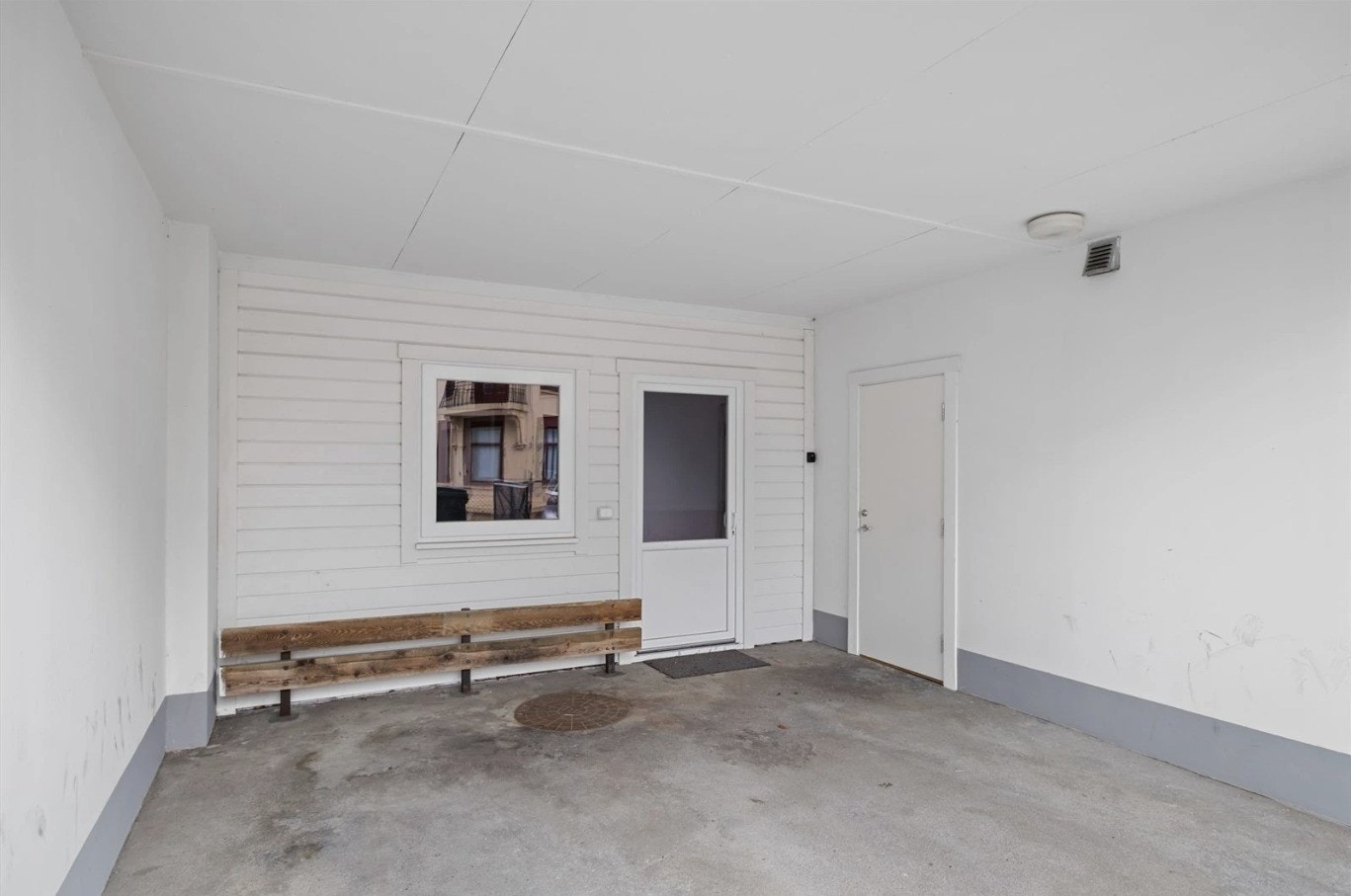 Carport med bilde av boden. (Elbil lader installert etter bilde ble tatt) Galleribilde