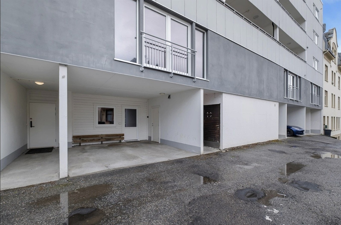 Carport med elbil lader (installert etter bilde ble tatt) og bod. Galleribilde