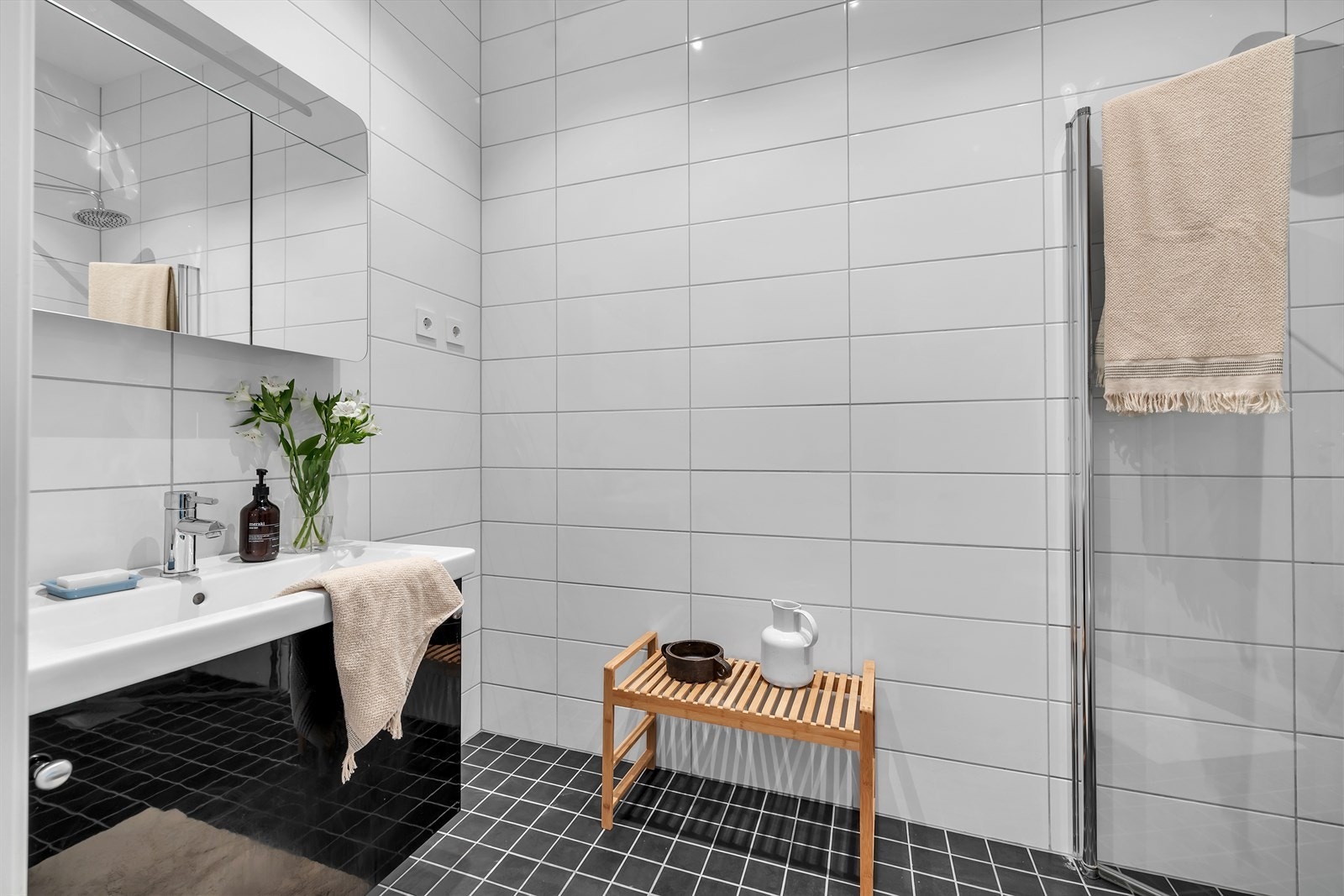 Pent flislagt bad med varme i gulv Galleribilde