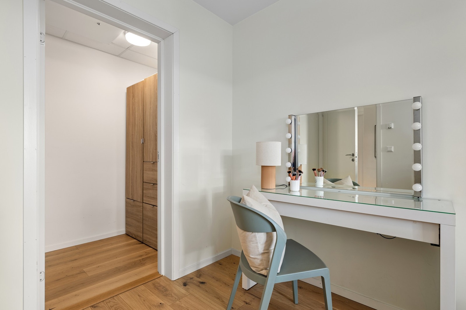 Soverom ved entré gir tilgang til en bod med garderobe Galleribilde