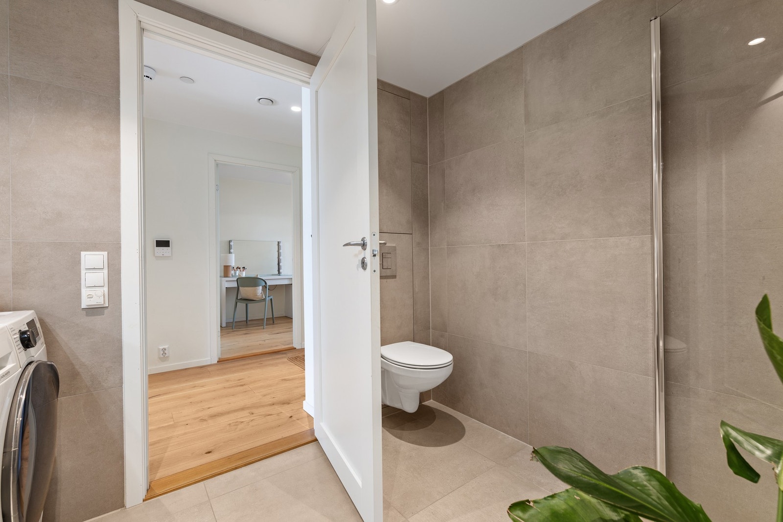 Badet har elektriske varmekabler i gulv Galleribilde