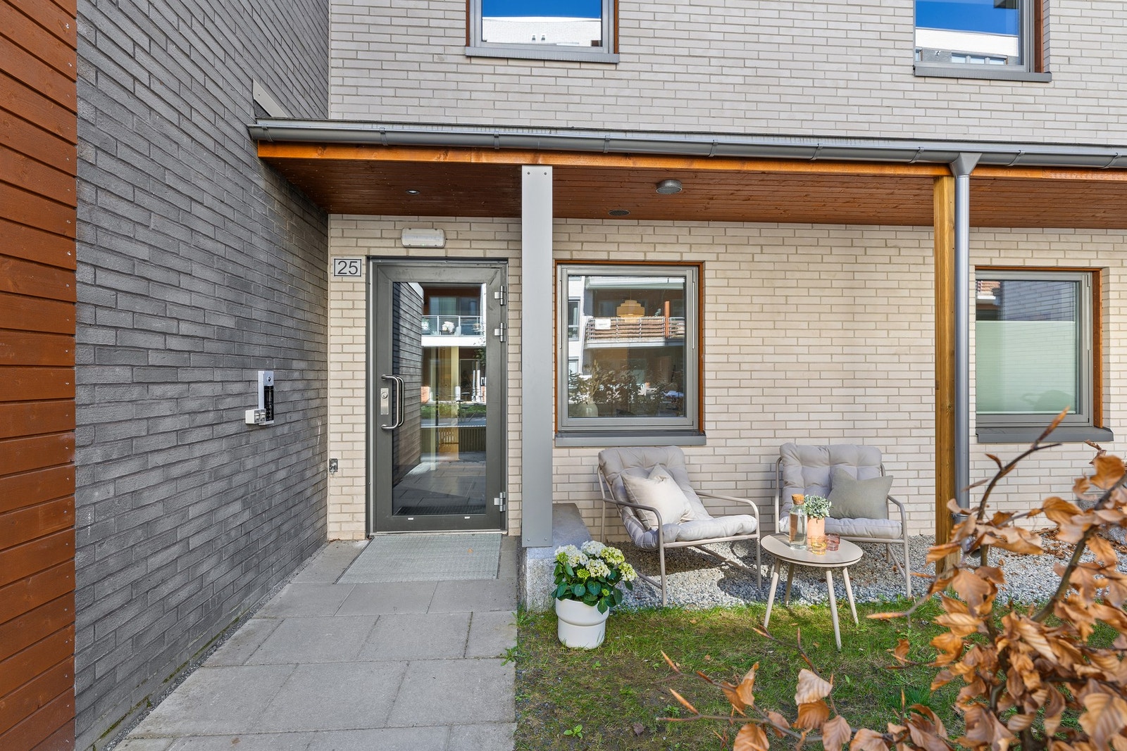 Leilighetsbygget har flere boenheter med felles adkomst Galleribilde