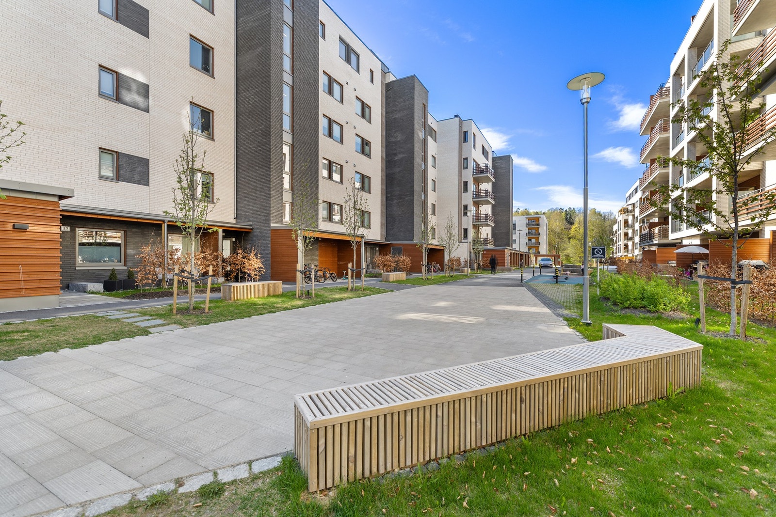 Det veldrevne sameiet har forseggjorte uteområder mellom lavblokkene Galleribilde