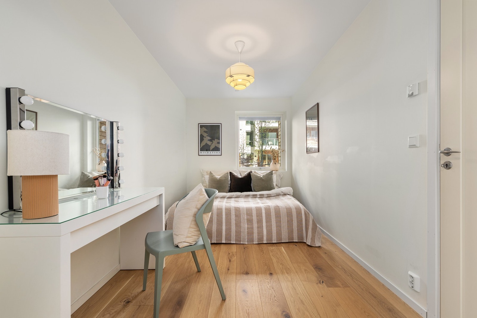 Hovedsoverom med dobbeltseng er utstyrt med garderobe Galleribilde