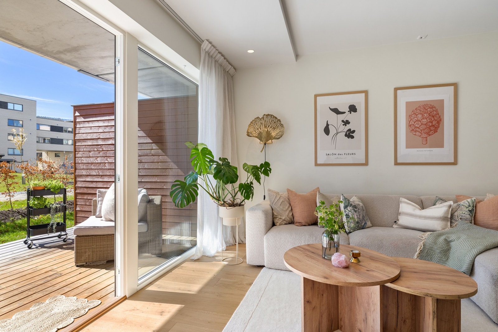Den moderne leiligheten har to soverom og stue/kjøkken med utgang til terrasse. Galleribilde