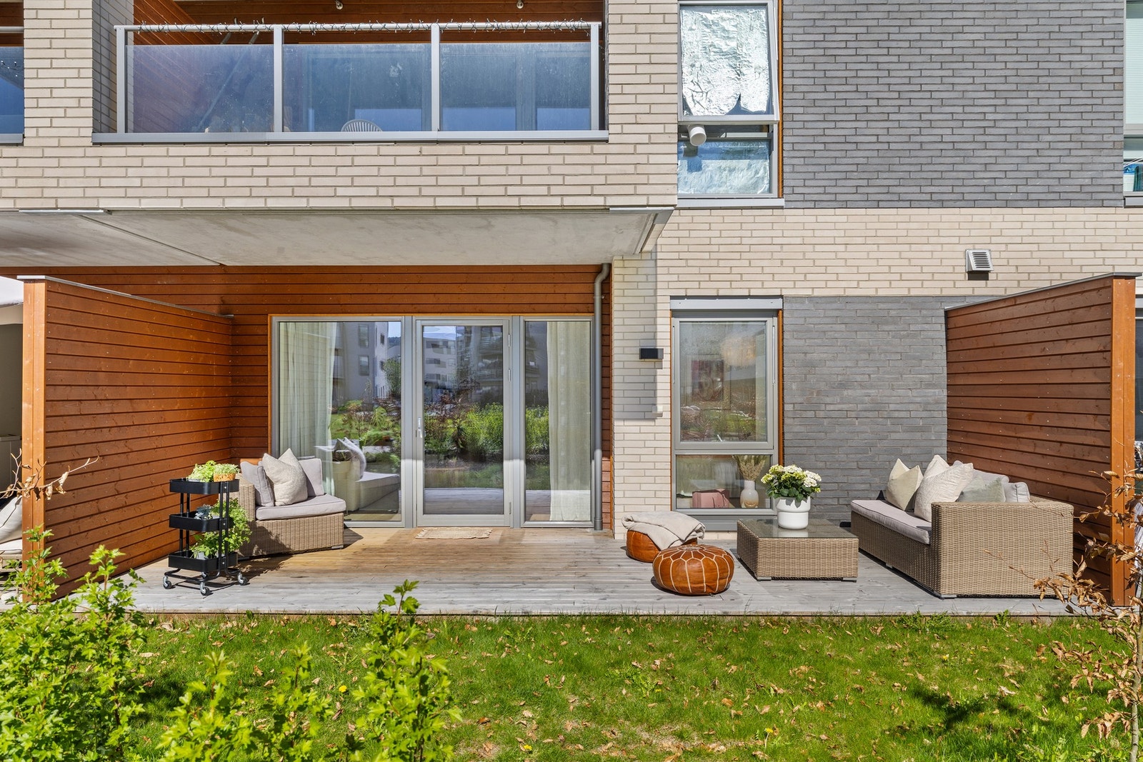 Med leiligheten følger tilgang til en tomt på 48 m² med plen, hekkbeplantning og en terrasse på bakkeplan Galleribilde