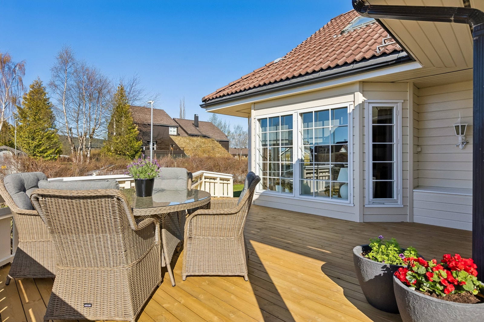 Velholdt terrasse med gode solforhold og en naturlig og innbydende uteplass tett på stuen. Galleribilde