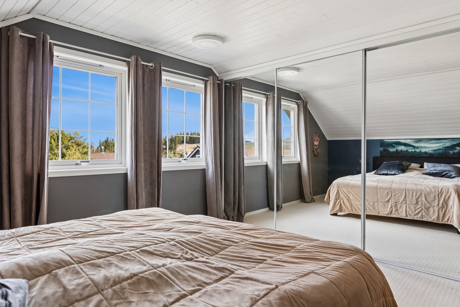 Innebygd garderobe med speilfront gir god oppbevaringsplass Galleribilde