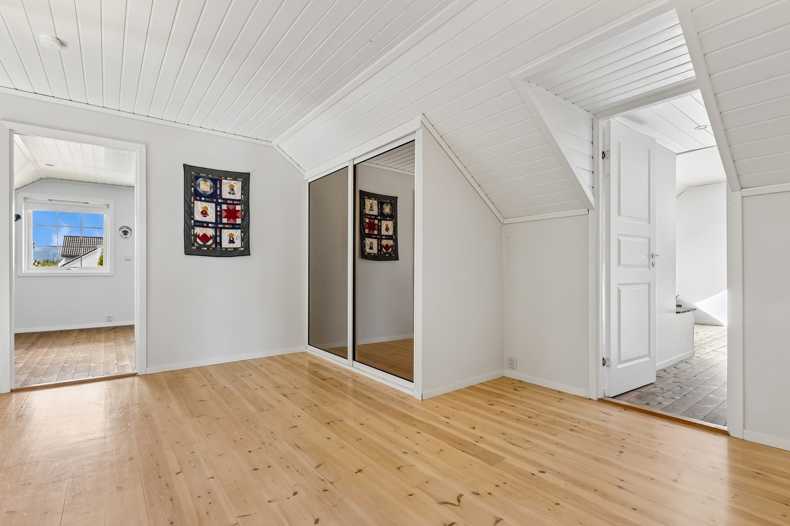 Romslig gang med innebygd garderobe med speilfront og god tilgang til etasjens øvrige rom. Galleribilde