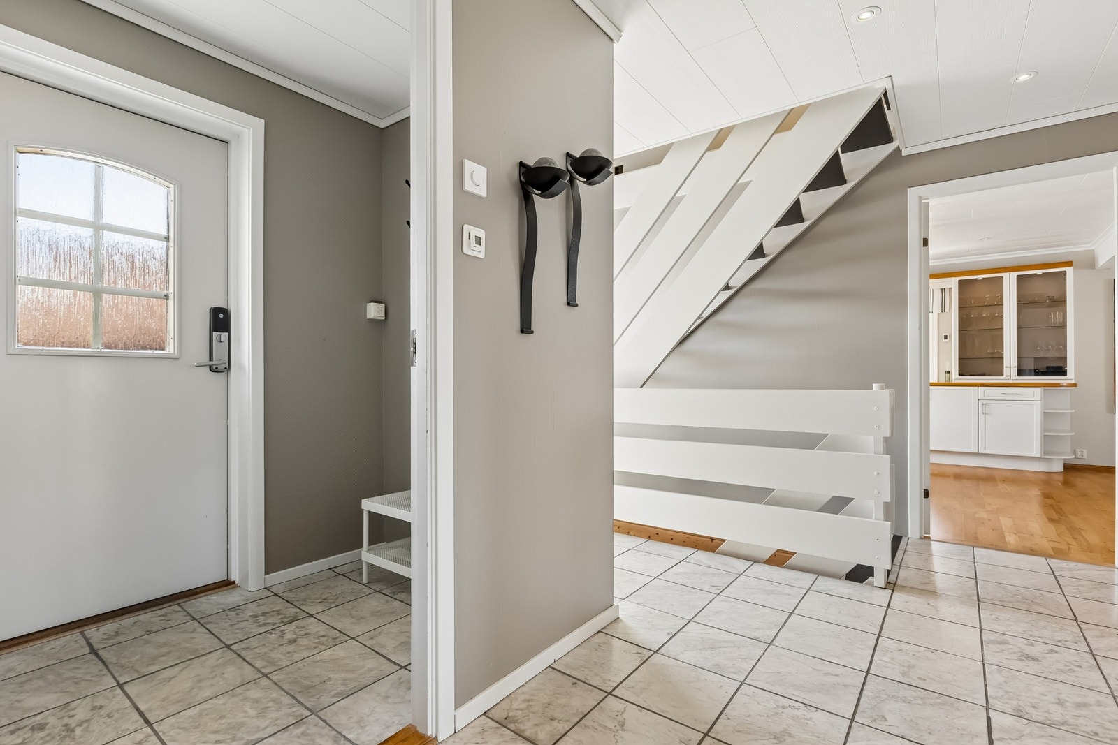 Velkommen inn! Entrè med plass til å henge fra seg yttertøyet. Galleribilde