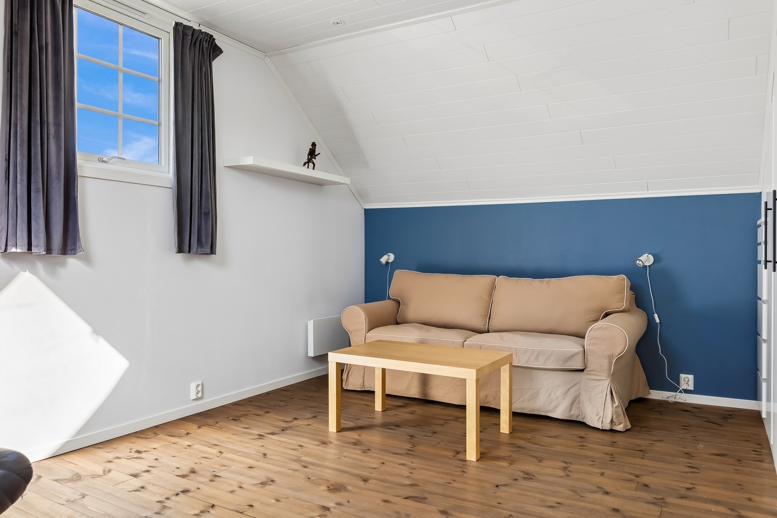 Loftet er innredet som loftstue, selger har søkt om bruksendring for varig opphold. Galleribilde