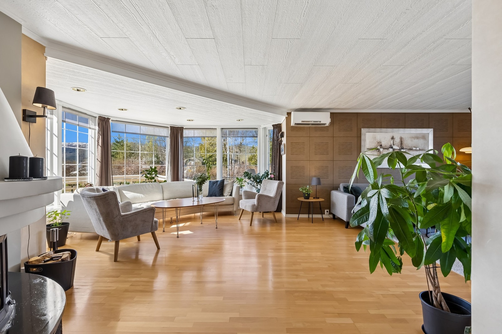 Åpen og romslig stue med flere soner. Galleribilde