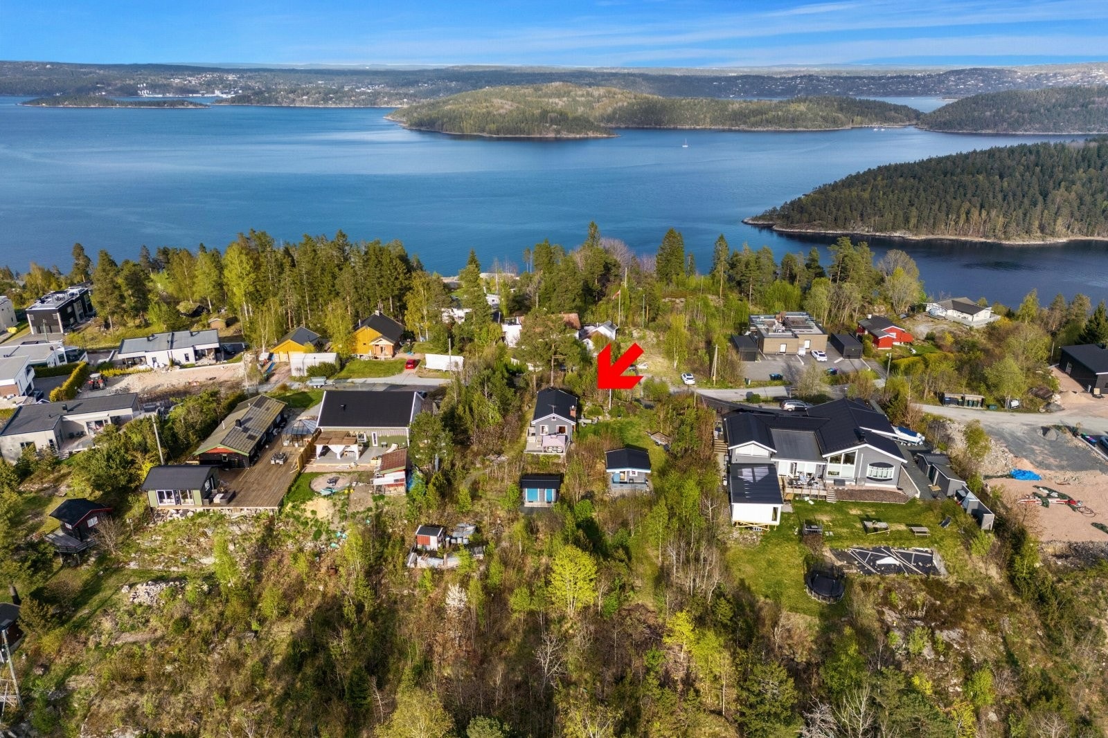 Høydefoto, meget solrik tomt med gangavstand ned til fjorden. Galleribilde