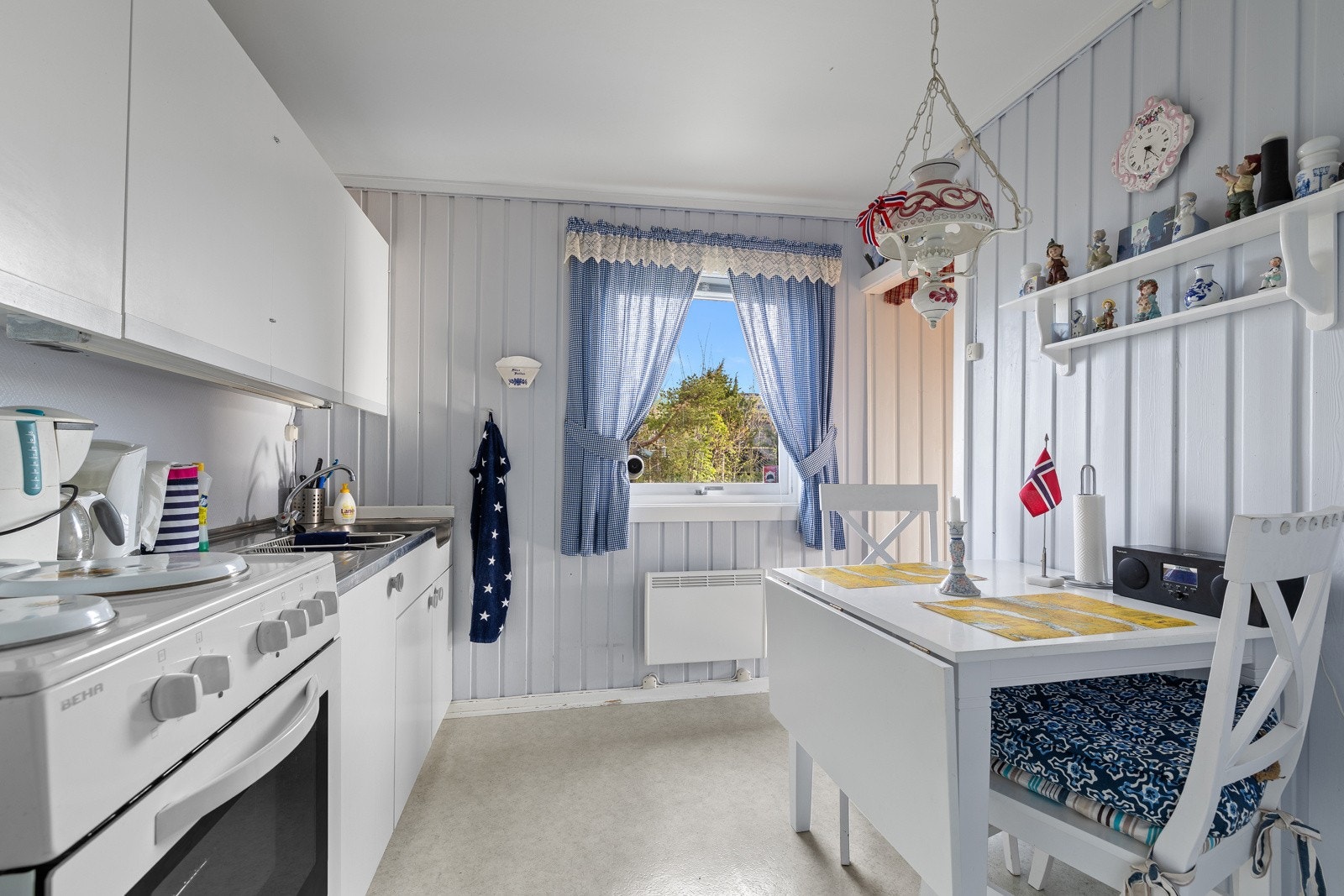 Kjøkken med liten spiseplass. Galleribilde