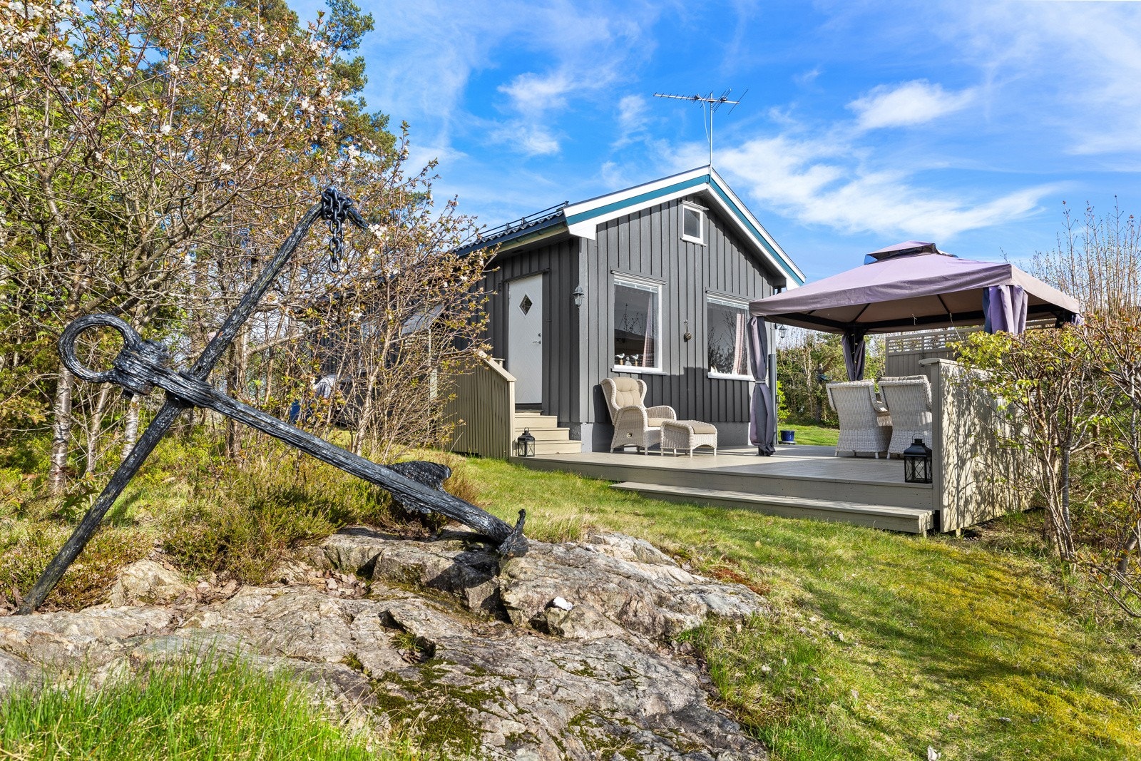 Stor terrasse utenfor stuen. Galleribilde