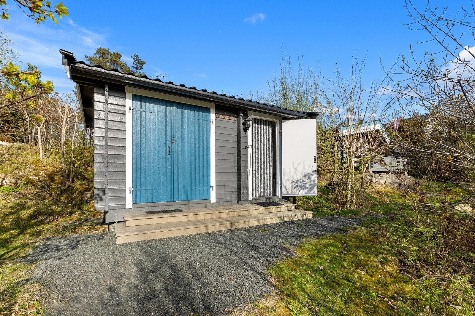 Uthus/bod med dusjrom og lagerplass Galleribilde