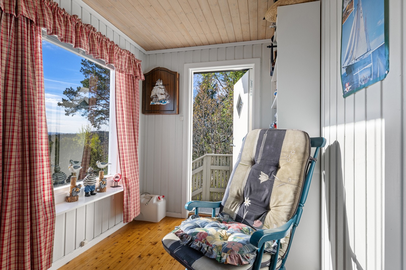 Stuen med dør ut til terrasse og hage. Galleribilde