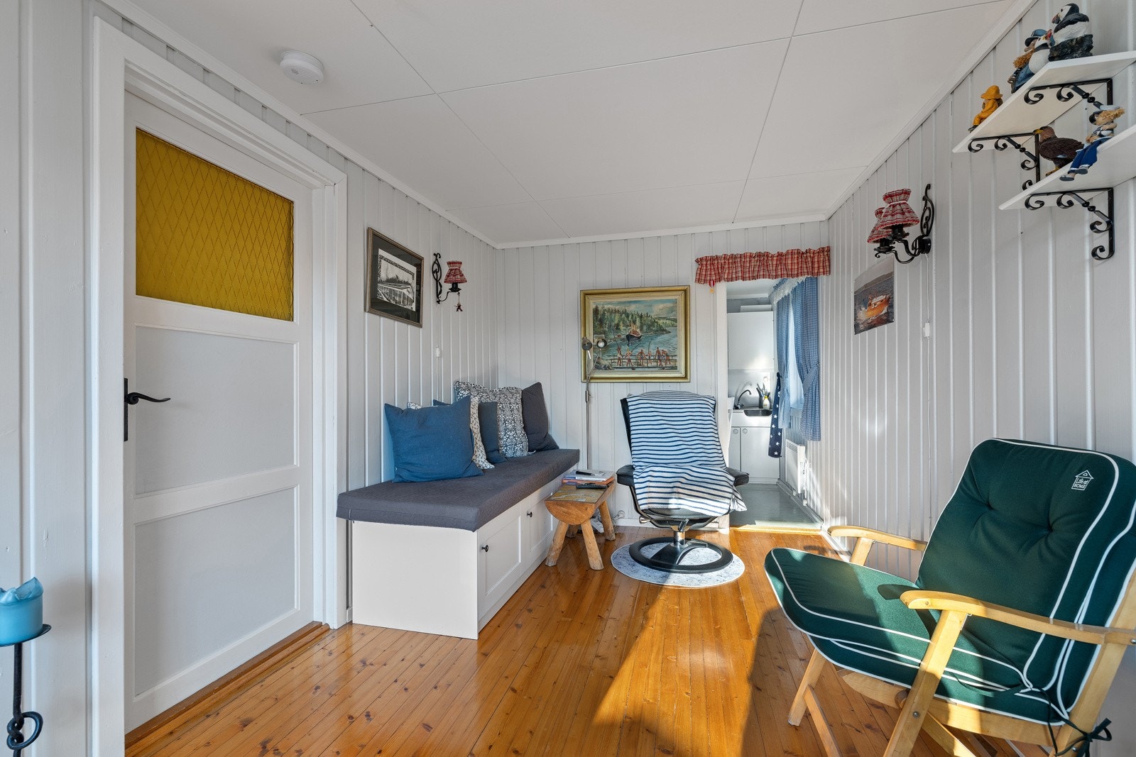 Stue, dør inn til venster er inn på soverom. Galleribilde