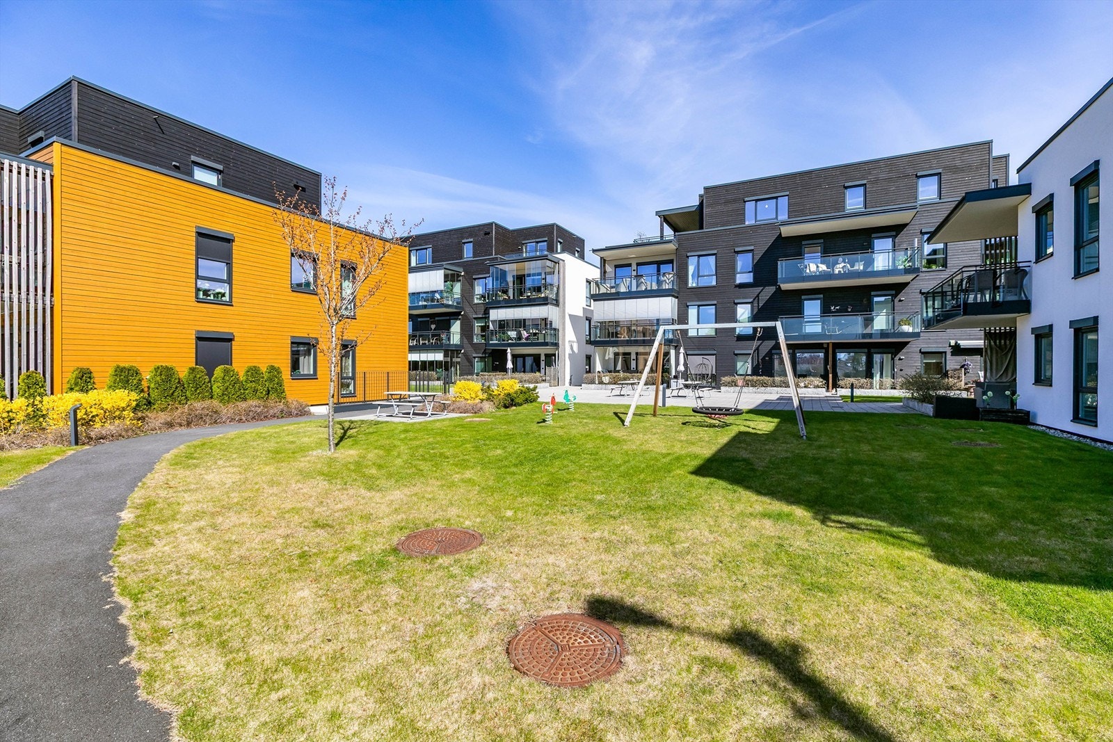 Fellesarealene er velholdt og tilrettelagt for aktiv bruk av både beboerne og besøkende. Galleribilde