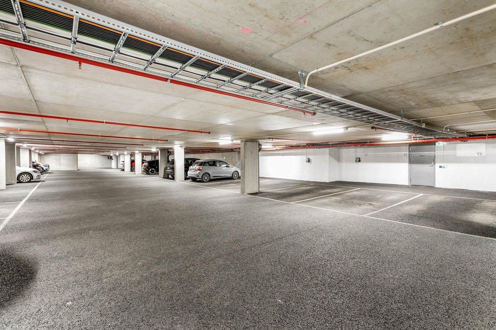 Leiligheten disponerer biloppstillingsplass i sameiets oppvarmede garasjeanlegg. Galleribilde